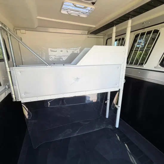 Anhänger Steinsberger 3-Pferde-Transporter mit Wohnabteil (Living Quarters) – Bild 8