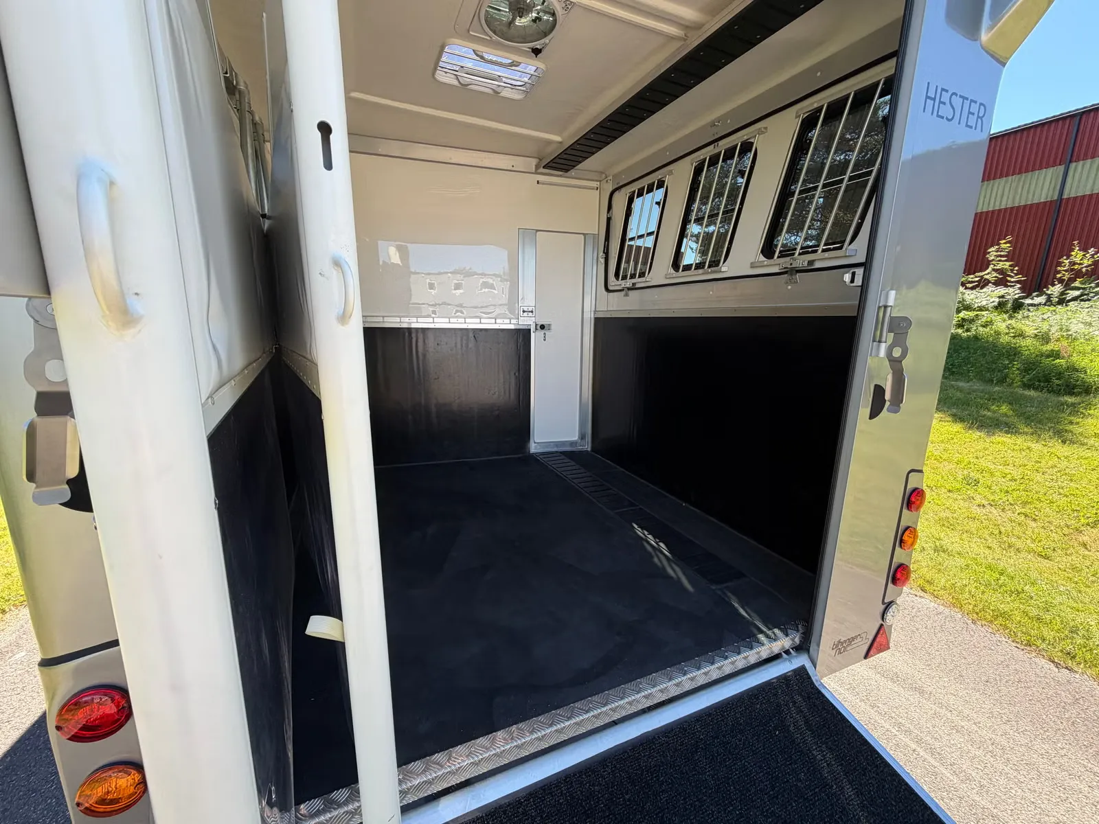 Anhänger Steinsberger 3-Pferde-Transporter mit Wohnabteil (Living Quarters) – Bild 9