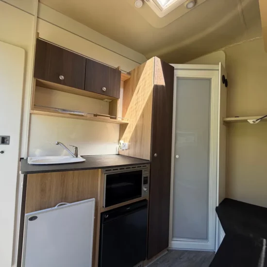 Anhänger Steinsberger 3-Pferde-Transporter mit Wohnabteil (Living Quarters) – Bild 10