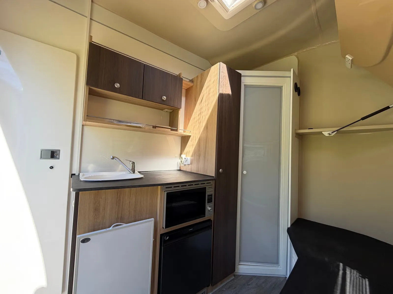Anhänger Steinsberger 3-Pferde-Transporter mit Wohnabteil (Living Quarters) – Bild 10