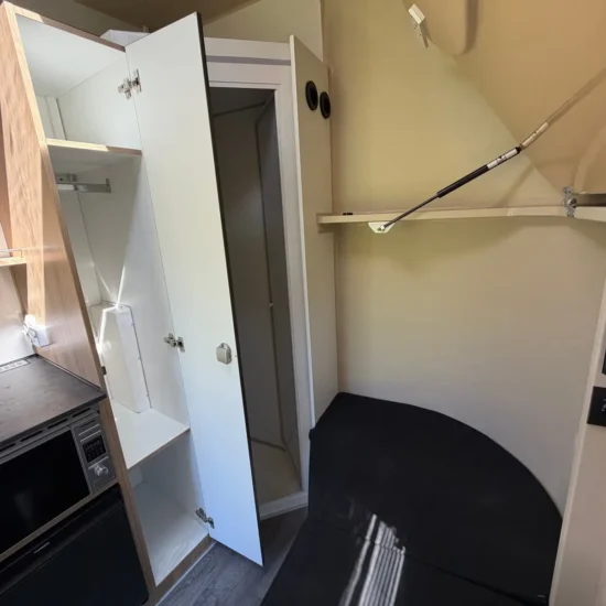 Anhänger Steinsberger 3-Pferde-Transporter mit Wohnabteil (Living Quarters) – Bild 11