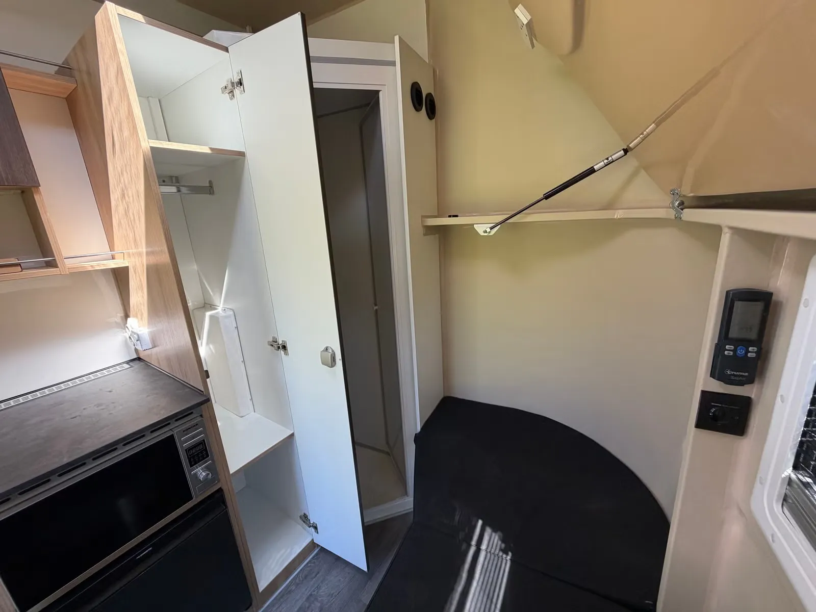 Anhänger Steinsberger 3-Pferde-Transporter mit Wohnabteil (Living Quarters) – Bild 11