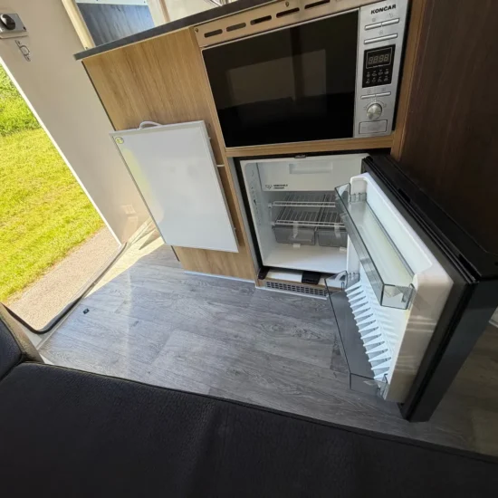 Anhänger Steinsberger 3-Pferde-Transporter mit Wohnabteil (Living Quarters) – Bild 12