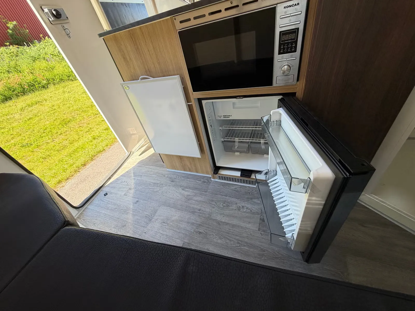 Anhänger Steinsberger 3-Pferde-Transporter mit Wohnabteil (Living Quarters) – Bild 12