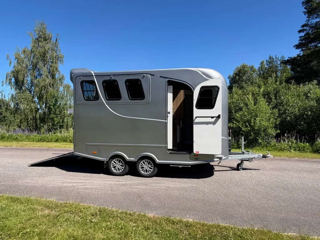 Anhänger Steinsberger 3-Pferde-Transporter mit Wohnabteil (Living Quarters)