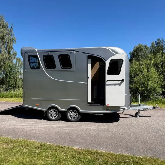 Anhänger Steinsberger 3-Pferde-Transporter mit Wohnabteil (Living Quarters) – Bild 1