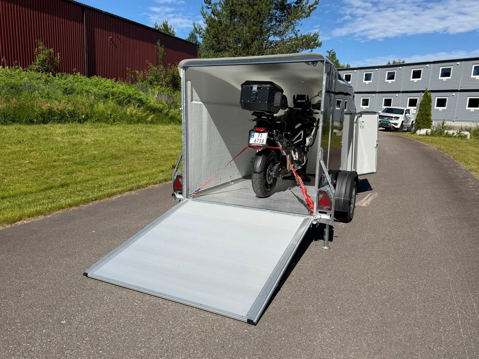 Anhänger Debon Cargo XL (mit Seitentür) - Aerodynamischer Polyester-Kofferanhänger – Bild 3