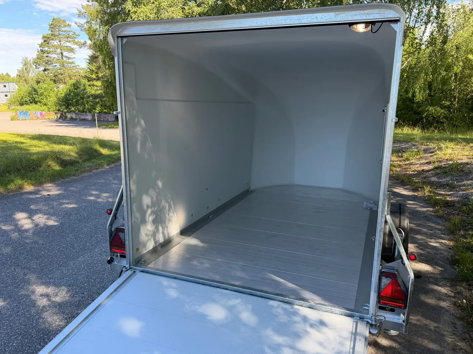 Anhänger Debon Cargo XL (mit Seitentür) - Aerodynamischer Polyester-Kofferanhänger – Bild 6