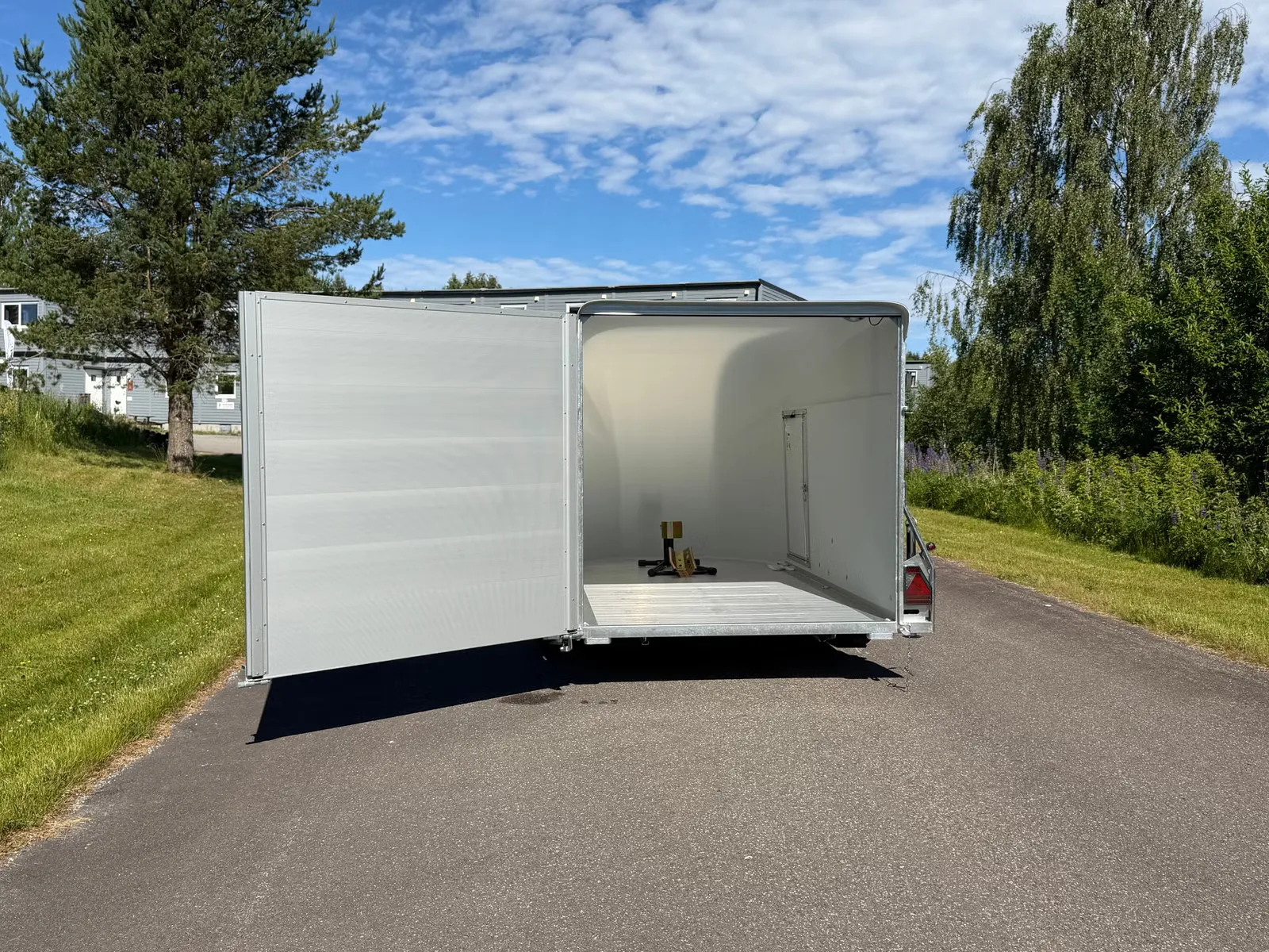 Anhänger Debon Cargo XL (mit Seitentür) - Aerodynamischer Polyester-Kofferanhänger – Bild 7