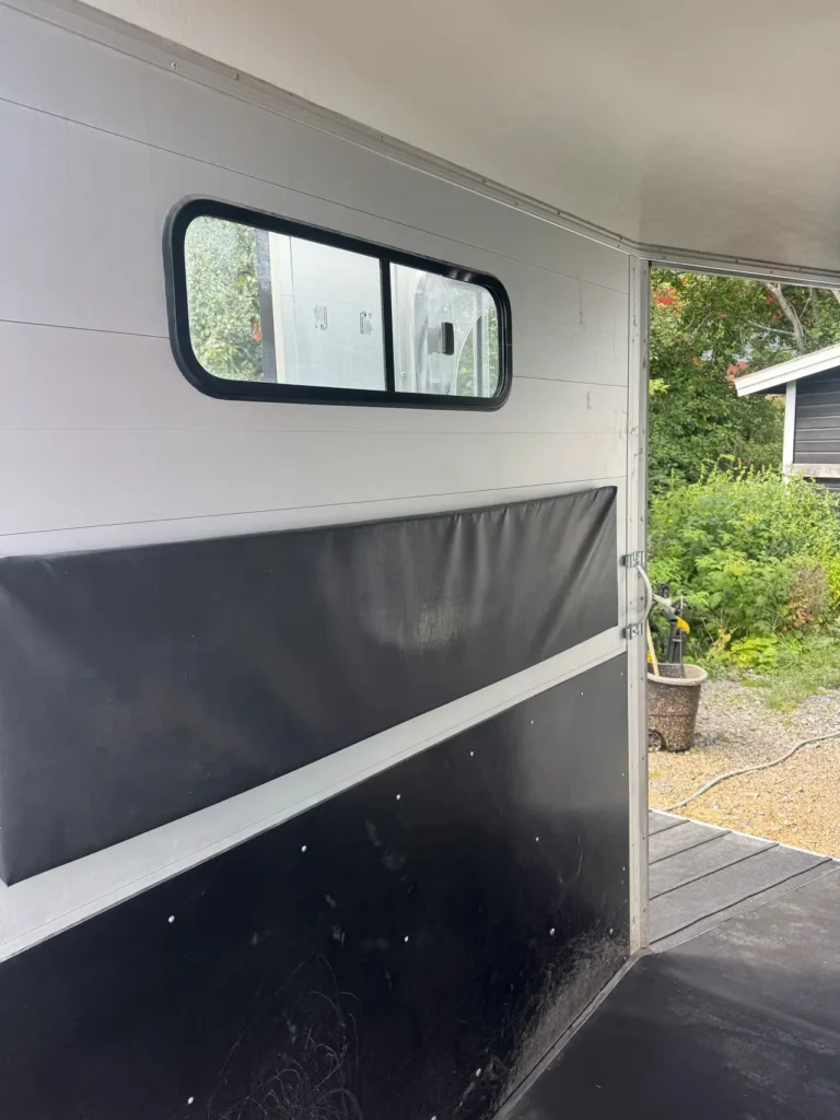 Cheval Liberté Touring Country Pferdeanhänger - 2 Pferde Frontausstieg Sattelkammer Alu/Polyester