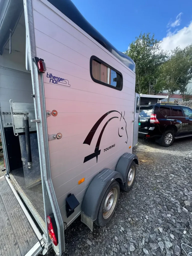 Cheval Liberté Touring Country Pferdeanhänger - 2 Pferde Frontausstieg Sattelkammer Alu/Polyester