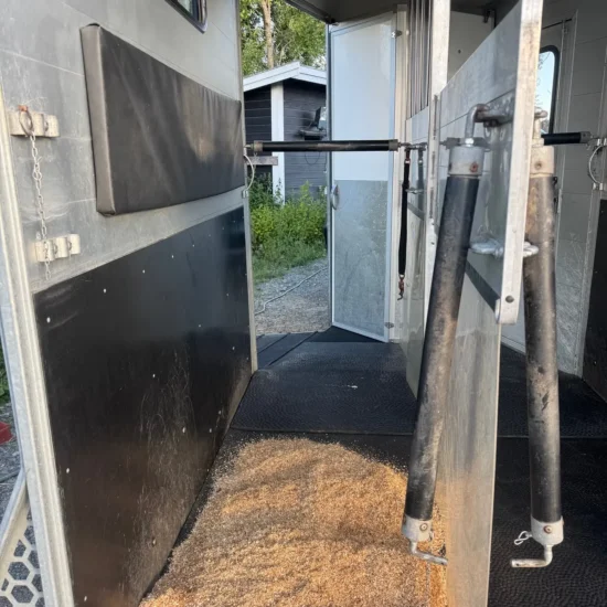 Cheval Liberté Touring Country Pferdeanhänger - 2 Pferde Frontausstieg Sattelkammer Alu/Polyester – Bild 11