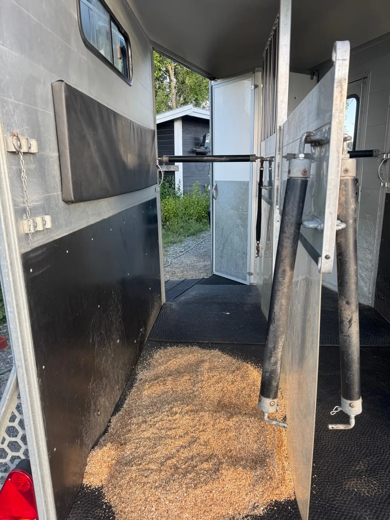 Cheval Liberté Touring Country Pferdeanhänger - 2 Pferde Frontausstieg Sattelkammer Alu/Polyester – Bild 11