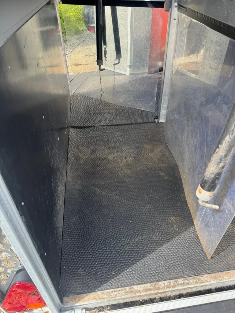 Cheval Liberté Touring Country Pferdeanhänger - 2 Pferde Frontausstieg Sattelkammer Alu/Polyester