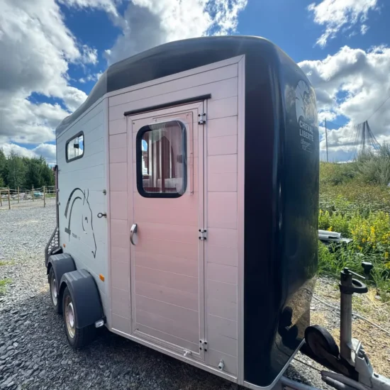 Cheval Liberté Touring Country Pferdeanhänger - 2 Pferde Frontausstieg Sattelkammer Alu/Polyester – Bild 3