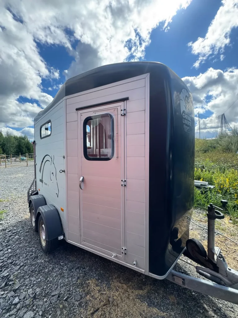 Cheval Liberté Touring Country Pferdeanhänger - 2 Pferde Frontausstieg Sattelkammer Alu/Polyester