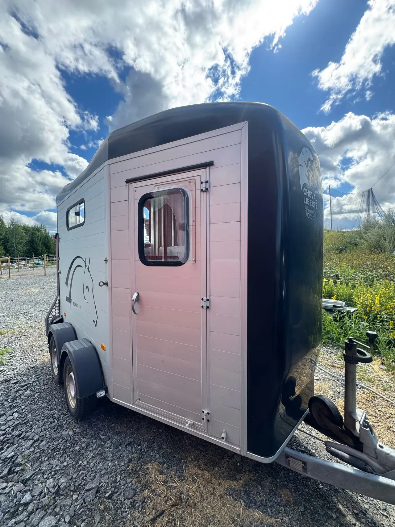 Cheval Liberté Touring Country Pferdeanhänger - 2 Pferde Frontausstieg Sattelkammer Alu/Polyester – Bild 3