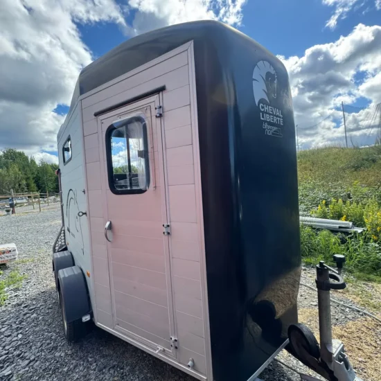 Cheval Liberté Touring Country Pferdeanhänger - 2 Pferde Frontausstieg Sattelkammer Alu/Polyester – Bild 2