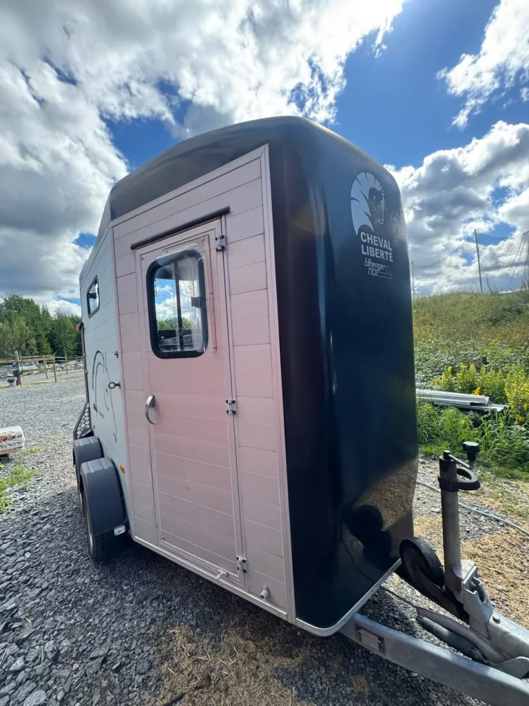 Cheval Liberté Touring Country Pferdeanhänger - 2 Pferde Frontausstieg Sattelkammer Alu/Polyester