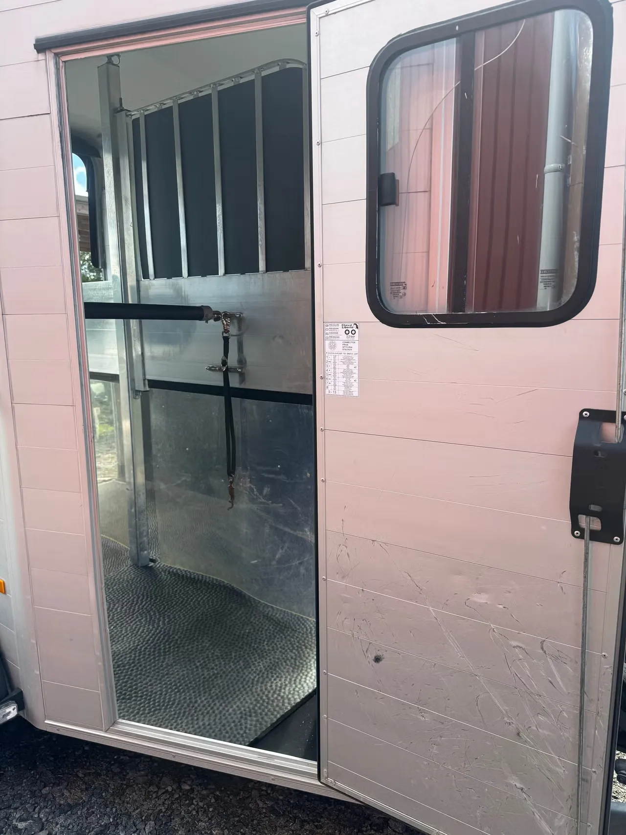 Cheval Liberté Touring Country Pferdeanhänger - 2 Pferde Frontausstieg Sattelkammer Alu/Polyester – Bild 18