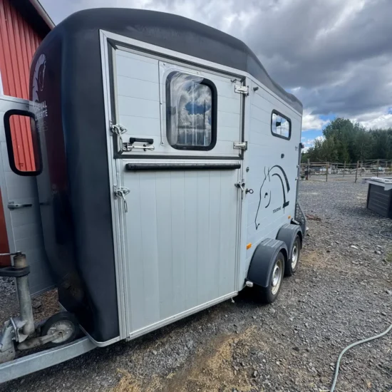 Cheval Liberté Touring Country Pferdeanhänger - 2 Pferde Frontausstieg Sattelkammer Alu/Polyester – Bild 1