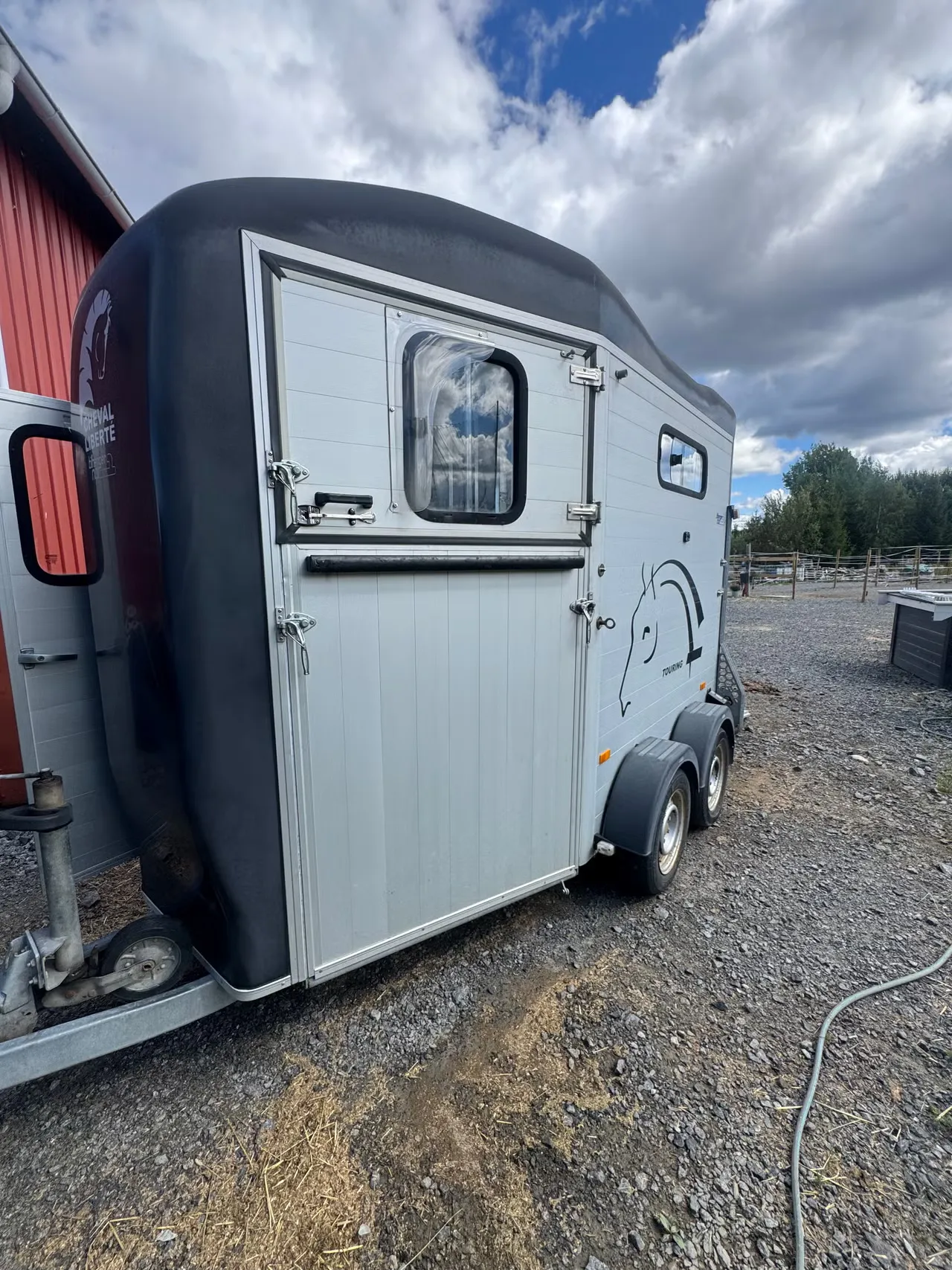 Cheval Liberté Touring Country Pferdeanhänger - 2 Pferde Frontausstieg Sattelkammer Alu/Polyester – Bild 1