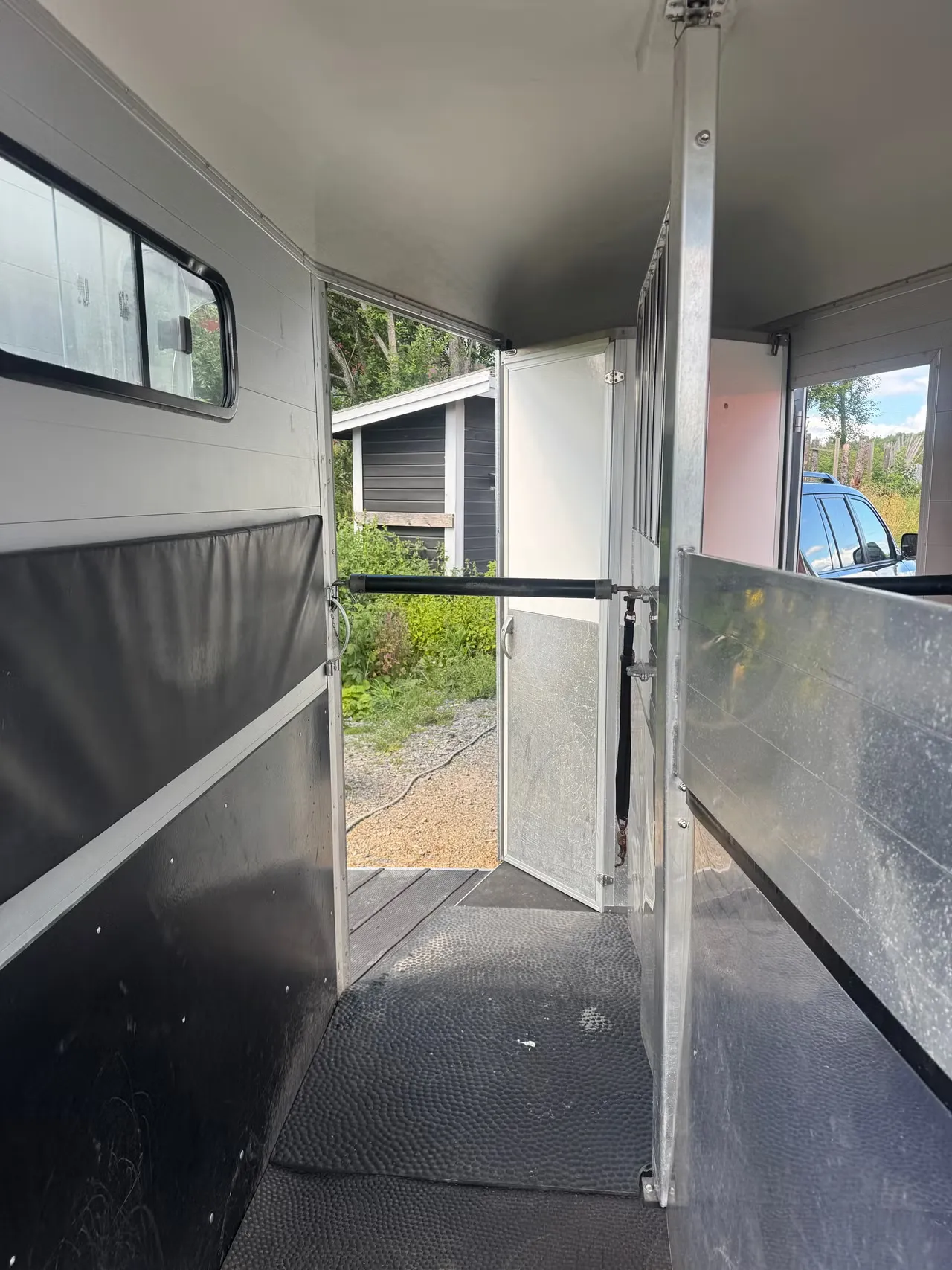 Cheval Liberté Touring Country Pferdeanhänger - 2 Pferde Frontausstieg Sattelkammer Alu/Polyester – Bild 19