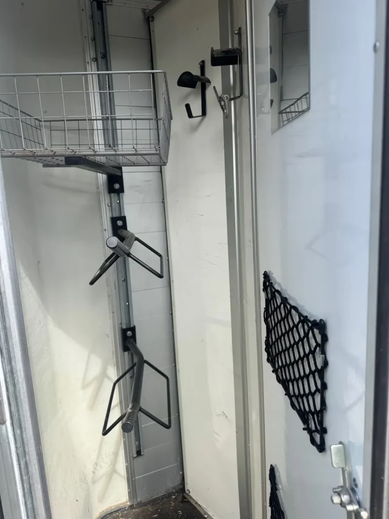 Cheval Liberté Touring Country Pferdeanhänger - 2 Pferde Frontausstieg Sattelkammer Alu/Polyester