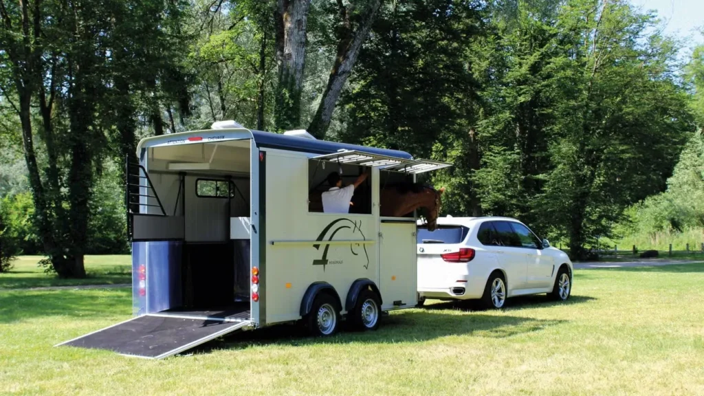 Cheval Liberté MAXI 3 Pferdeanhänger - 3 Pferde Diagonallader Frontausstieg Pullman2 Sattelkammer 100km/h
