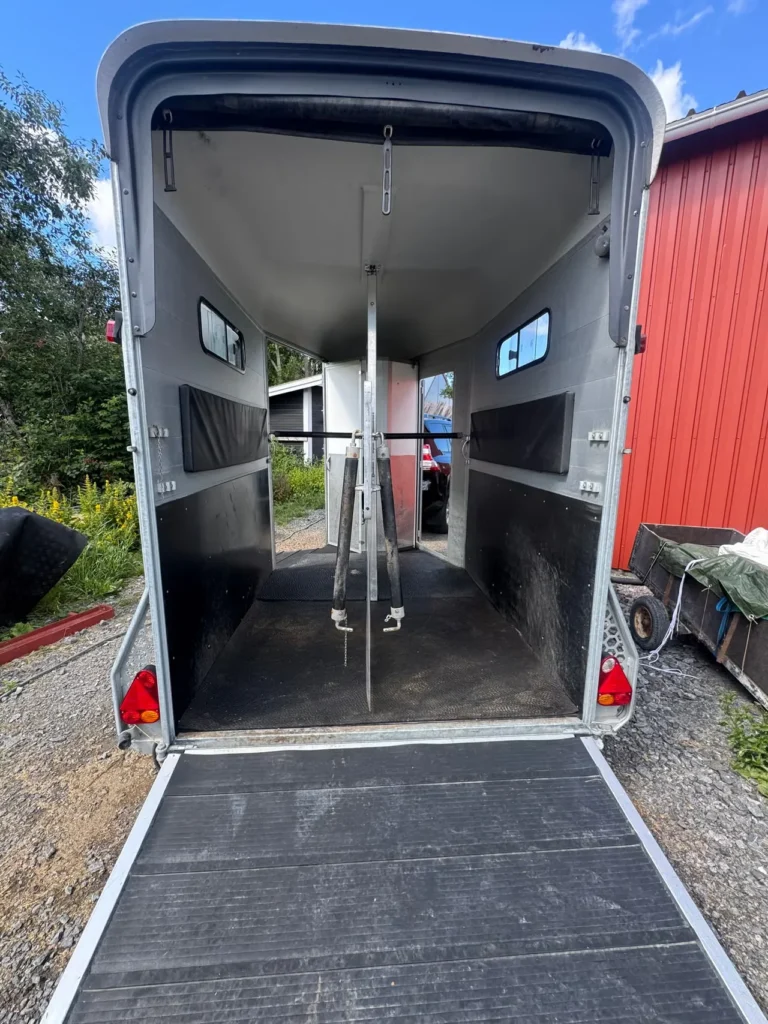 Cheval Liberté Touring Country Pferdeanhänger - 2 Pferde Frontausstieg Sattelkammer Alu/Polyester