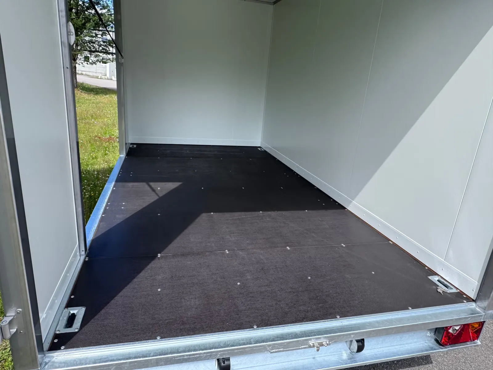 Kofferanhänger Wiks HK E 30.4 D (Isoliert, mit Seitenklappe) – Bild 6