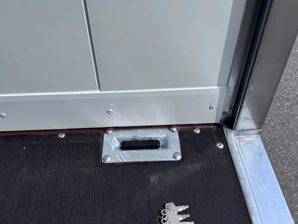 Kofferanhänger Wiks HK E 30.4 D (Isoliert, mit Seitenklappe)