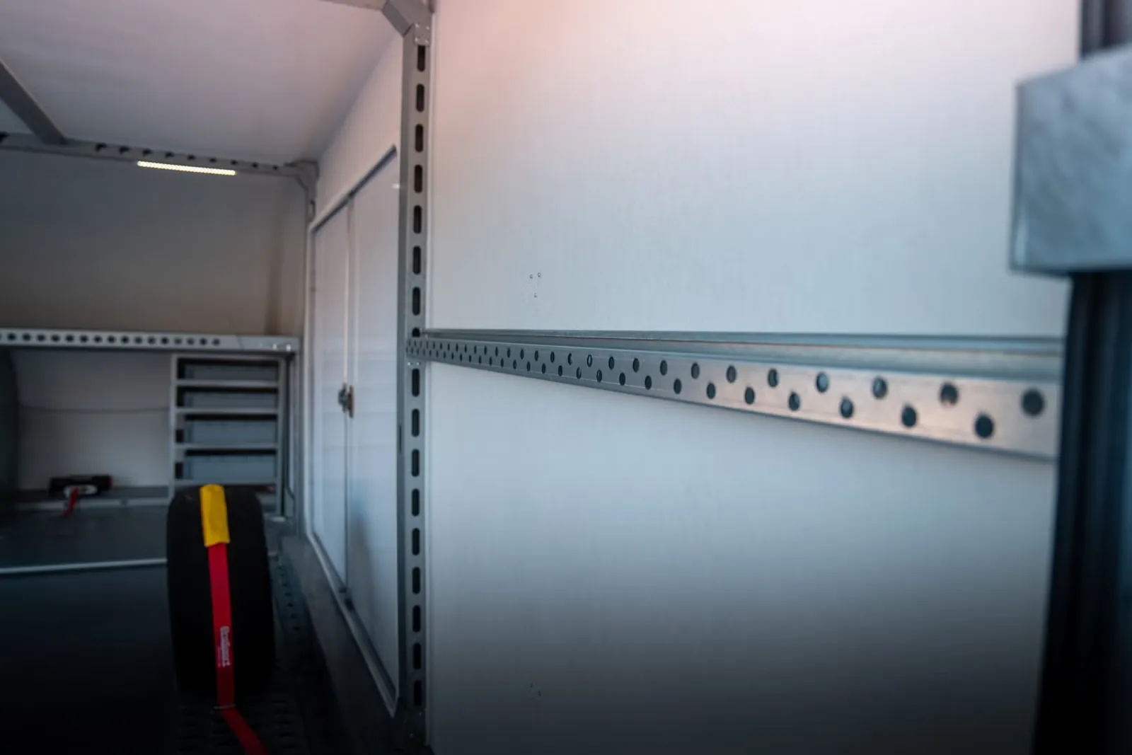 Geschlossener Autotransporter ProSport Trailers T3 (Nordic Edition) – Bild 18