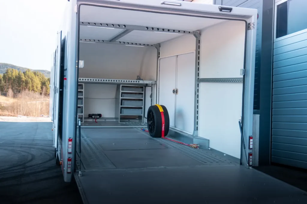 Geschlossener Autotransporter ProSport Trailers T3 (Nordic Edition)