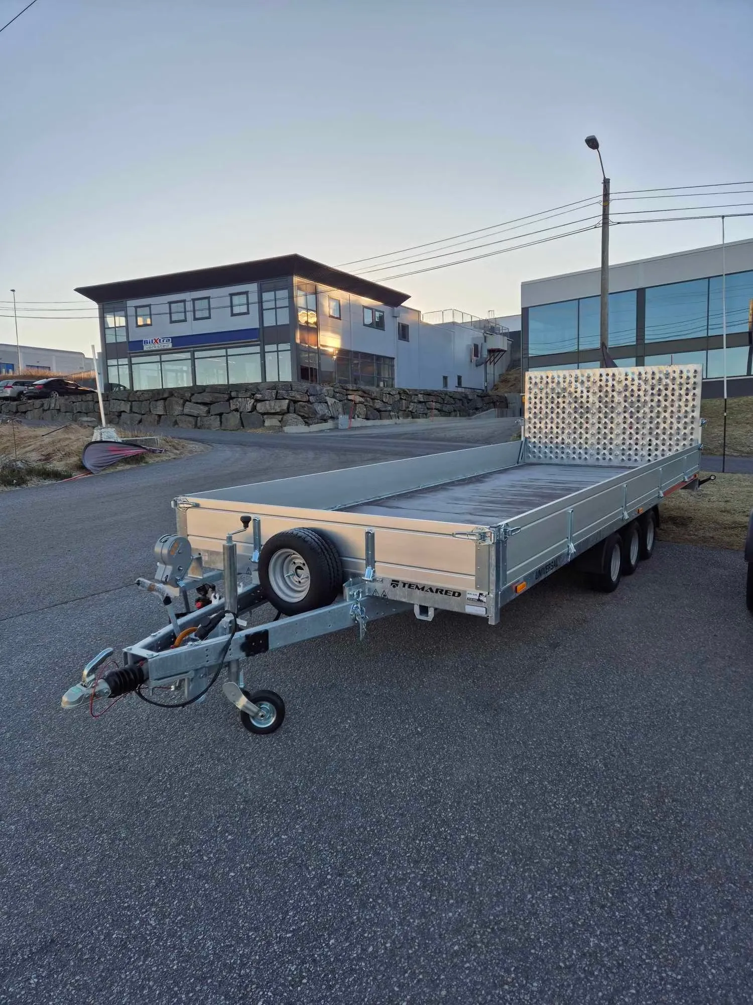 Anhänger Temared Builder 3-Achser - Hydraulisch ankippbarer Baumaschinen- & Fahrzeugtransporter – Bild 7