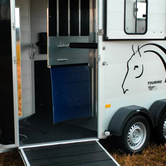 Cheval Liberté Touring Country Pferdeanhänger - 2 Pferde Aluminium Frontausstieg Sattelkammer – Bild 9