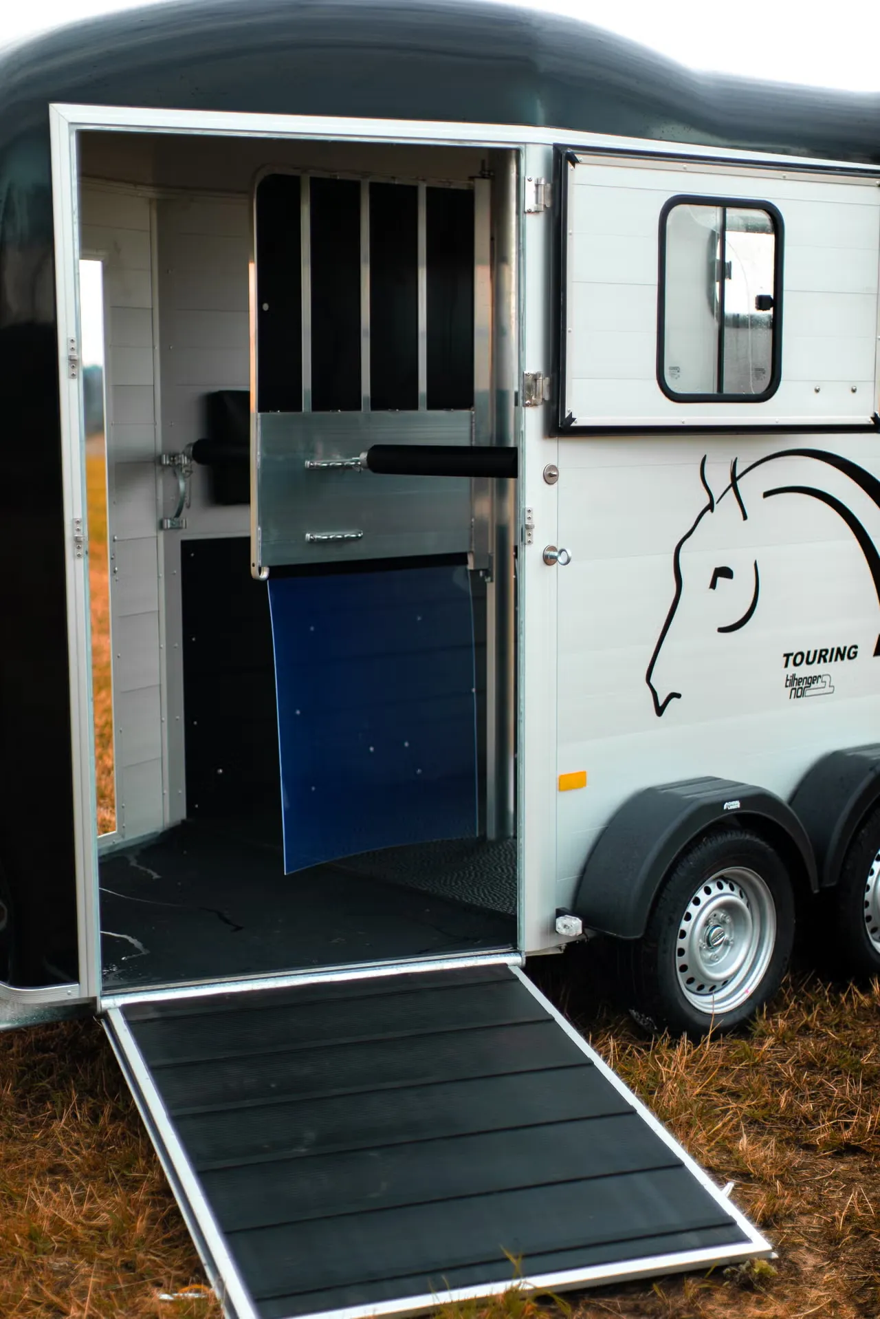 Cheval Liberté Touring Country Pferdeanhänger - 2 Pferde Aluminium Frontausstieg Sattelkammer – Bild 9