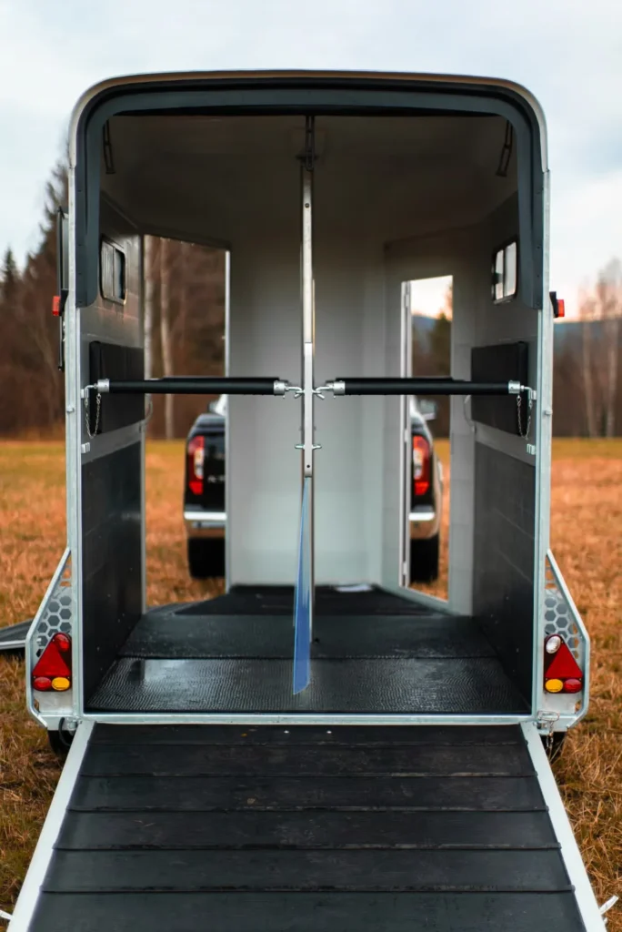 Cheval Liberté Touring Country Pferdeanhänger - 2 Pferde Aluminium Frontausstieg Sattelkammer
