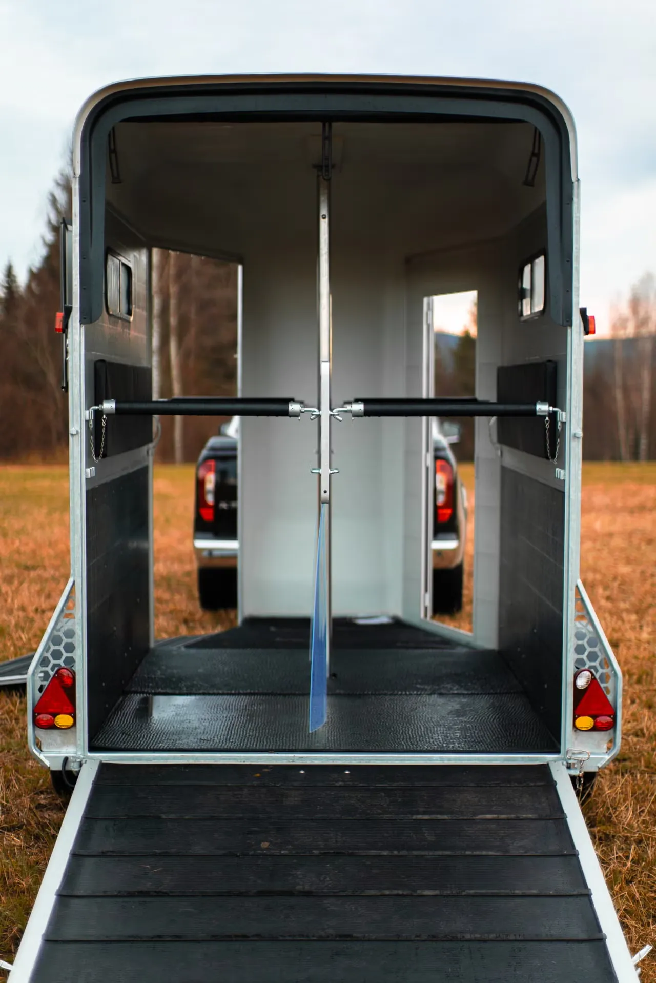 Cheval Liberté Touring Country Pferdeanhänger - 2 Pferde Aluminium Frontausstieg Sattelkammer – Bild 10