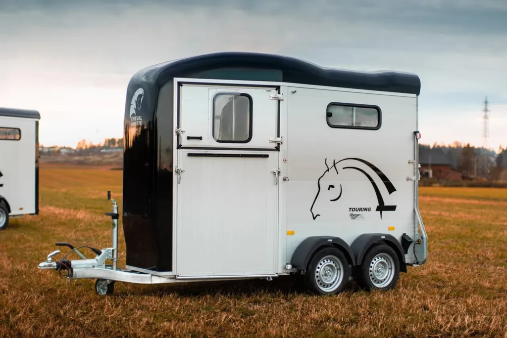 Cheval Liberté Touring Country Pferdeanhänger - 2 Pferde Aluminium Frontausstieg Sattelkammer