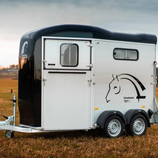 Cheval Liberté Touring Country Pferdeanhänger - 2 Pferde Aluminium Frontausstieg Sattelkammer – Bild 1