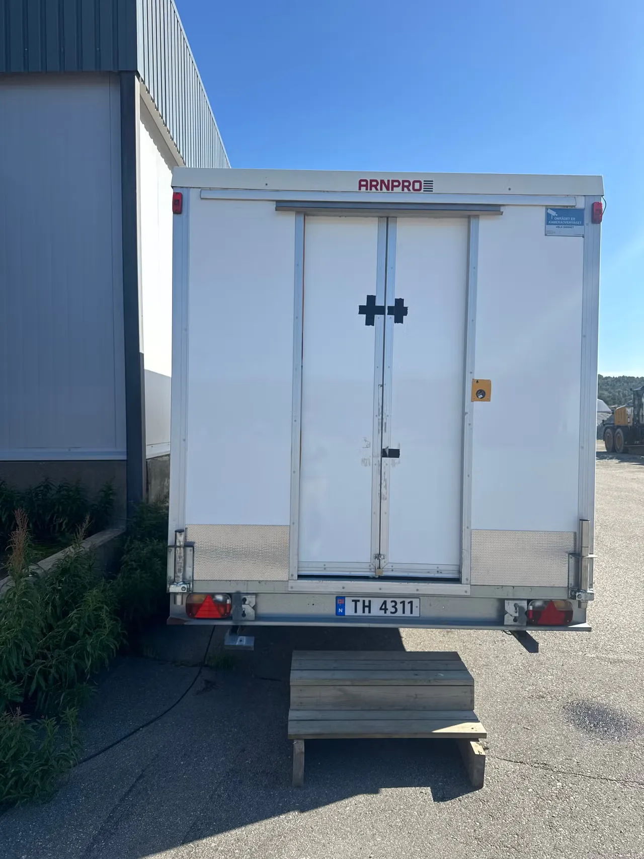 ARNPRO Kühlkofferanhänger Weiß - Tandem 2-Achser Standkühlung Doppelflügeltür Kofferanhänger – Bild 4