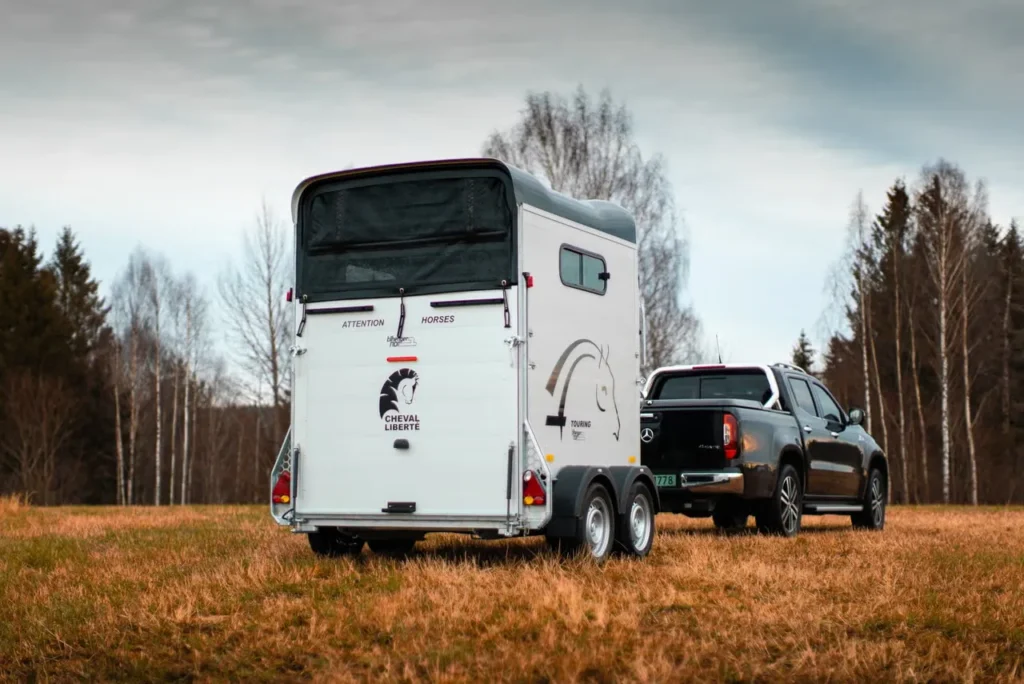 Cheval Liberté Touring Country Pferdeanhänger - 2 Pferde Aluminium Frontausstieg Sattelkammer