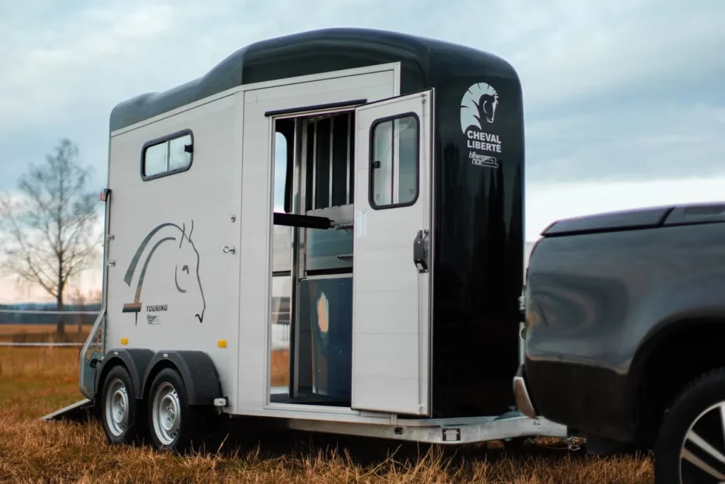 Cheval Liberté Touring Country Pferdeanhänger - 2 Pferde Aluminium Frontausstieg Sattelkammer