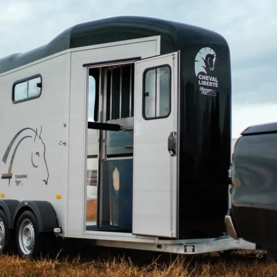 Cheval Liberté Touring Country Pferdeanhänger - 2 Pferde Aluminium Frontausstieg Sattelkammer – Bild 4