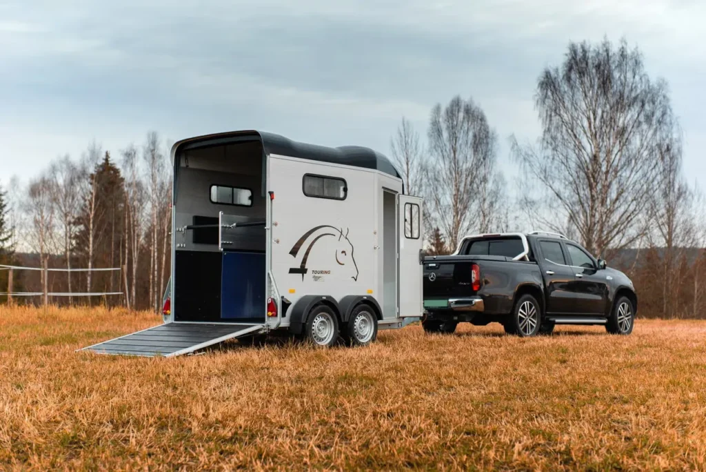 Cheval Liberté Touring Country Pferdeanhänger - 2 Pferde Aluminium Frontausstieg Sattelkammer