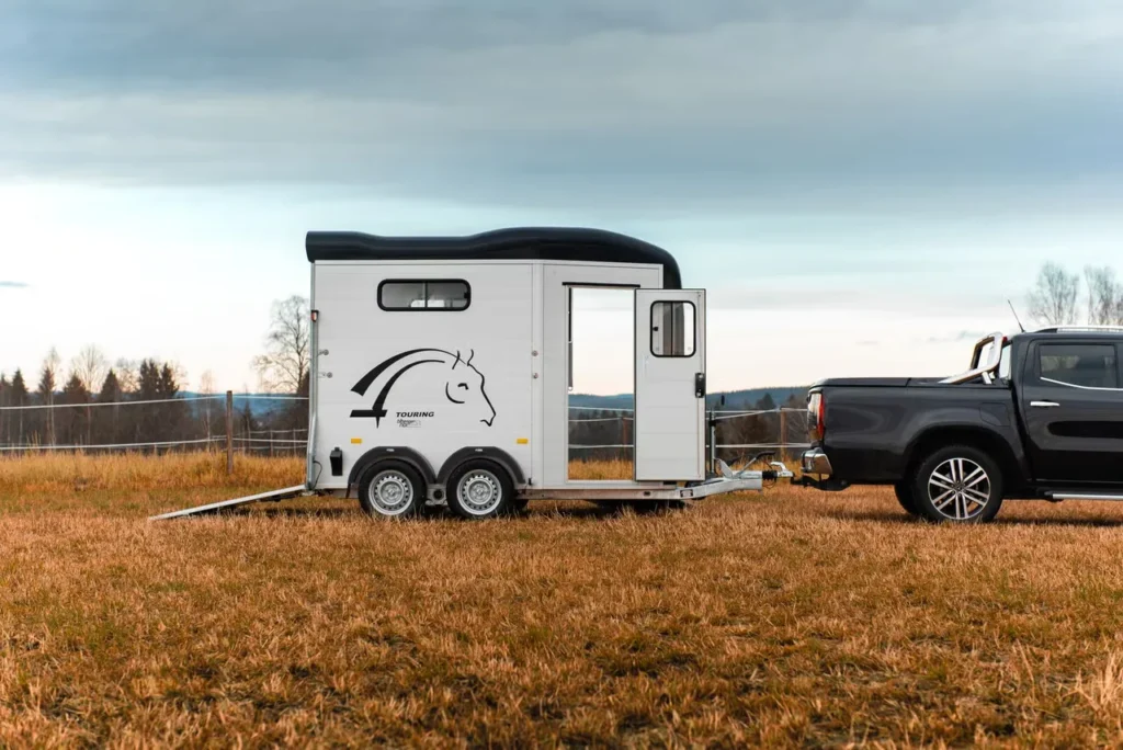 Cheval Liberté Touring Country Pferdeanhänger - 2 Pferde Aluminium Frontausstieg Sattelkammer