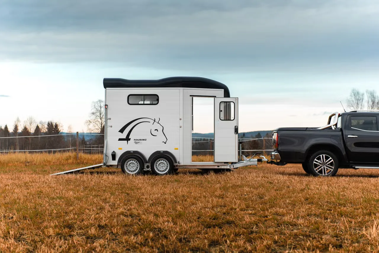 Cheval Liberté Touring Country Pferdeanhänger - 2 Pferde Aluminium Frontausstieg Sattelkammer – Bild 2