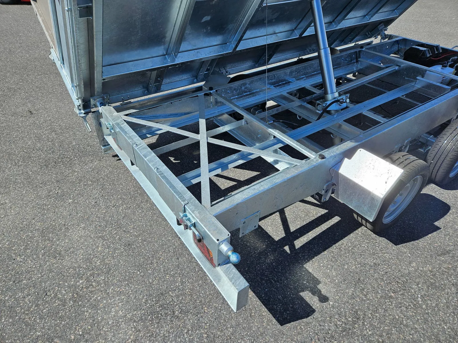 Dreiseitenkipper Variant 3519 TB (3.500 kg Schwerlast-Kipper mit Stahlbordwänden) – Bild 10