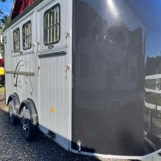 Cheval Liberté Maxi 3 Pferdeanhänger - Tandem-Achs 3 Pferde Alu Schwarz/Weiß Kamera – Bild 7
